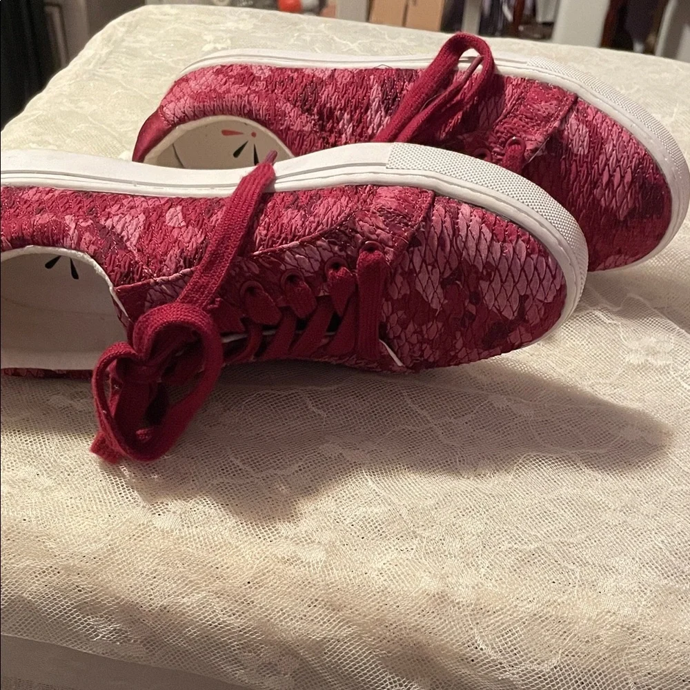 soho quilted camo printed lace up berry sneakers